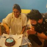 Mohena Singh Instagram - Thank you @varunkalra93 and @mehtaamey for this cutest cake and definitely the yummiest cake everrrr ! Absolutely loved what’s written on it. Love you guys 💕💙💕 Also special mention to @gezondmumbai : “how on earth do you guys make such amazing gluten free , sugar free cakes that taste better than the regular ones ?? How ??“