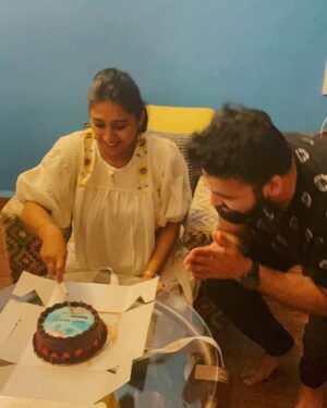Mohena Singh Instagram - Thank you @varunkalra93 and @mehtaamey for this cutest cake and definitely the yummiest cake everrrr ! 
Absolutely loved what’s written on it. 
Love you guys 💕💙💕

Also special mention to @gezondmumbai : “how on earth do you guys make such amazing gluten free , sugar free cakes that taste better than the regular ones ?? How ??“