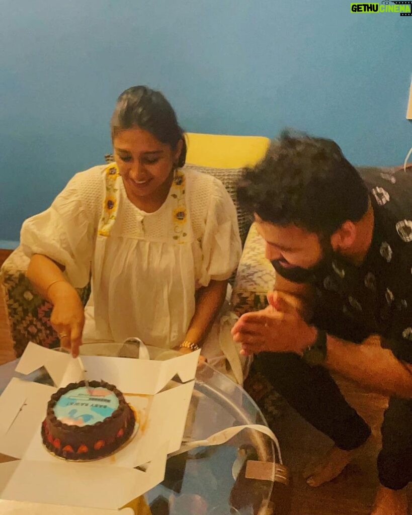 Mohena Singh Instagram - Thank you @varunkalra93 and @mehtaamey for this cutest cake and definitely the yummiest cake everrrr ! Absolutely loved what’s written on it. Love you guys 💕💙💕 Also special mention to @gezondmumbai : “how on earth do you guys make such amazing gluten free , sugar free cakes that taste better than the regular ones ?? How ??“
