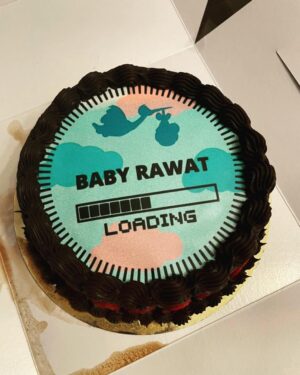 Mohena Singh Instagram - Thank you @varunkalra93 and @mehtaamey for this cutest cake and definitely the yummiest cake everrrr ! 
Absolutely loved what’s written on it. 
Love you guys 💕💙💕

Also special mention to @gezondmumbai : “how on earth do you guys make such amazing gluten free , sugar free cakes that taste better than the regular ones ?? How ??“
