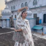 Mohena Singh Instagram - या देवी सर्वभू‍तेषु माँ कालरात्रि रूपेण संस्थिता। नमस्तस्यै नमस्तस्यै नमस्तस्यै नमो नम:॥ Uploading this video on the 7th Day of Navratri and seeking Ma Kalratri’s blessings. When Mata Parvati killed the demons Shumbha and Nishumbha, Mata removed the outer golden skin of her and took the form of Mata Kalratri. Kalratri is the fiery and extreme form of Mata Parvati. The color of Mata Kalratri is dark black. Mata Kalratri is also known as Mata Shubhankari due to its auspicious power in its ferocious form. Happy Navratri 🌺 I was recently in Rewa - now called my “maika” - which I visited after 3 years and it felt so wonderful. Thank you @shivali_baghel for helping me shoot this video so beautifully ♥️🌸 Thank you for the beautiful choreography @daminibisht_kathak 🌺♥️ Kila Rewa Mp