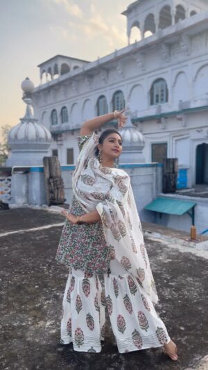 Mohena Singh Instagram - या देवी सर्वभू‍तेषु माँ कालरात्रि रूपेण संस्थिता। नमस्तस्यै नमस्तस्यै नमस्तस्यै नमो नम:॥ 

Uploading this video on the 7th Day of Navratri and seeking Ma Kalratri’s blessings.

When Mata Parvati killed the demons Shumbha and Nishumbha, Mata removed the outer golden skin of her and took the form of Mata Kalratri. Kalratri is the fiery and extreme form of Mata Parvati. The color of Mata Kalratri is dark black. Mata Kalratri is also known as Mata Shubhankari due to its auspicious power in its ferocious form.

Happy Navratri 🌺

I was recently in Rewa - now called my “maika” - which I visited after 3 years and it felt so wonderful. 

Thank you @shivali_baghel for helping me shoot this video so beautifully ♥️🌸

Thank you for the beautiful choreography @daminibisht_kathak 🌺♥️