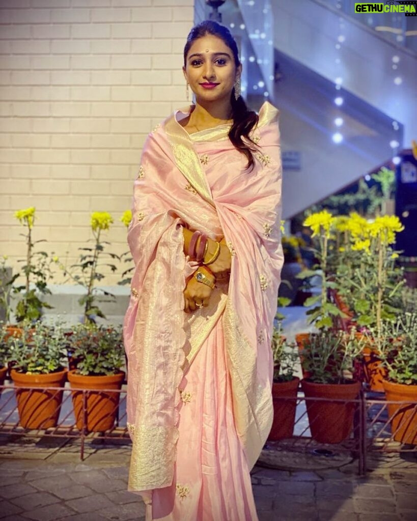 Mohena Singh Instagram - Just thought I should say Hello 🌼🌸 It’s been long and the one’s who are wondering where I am… I’m right here! Love and light to all 💛☀️ Thank you for the lovely picture @priyanka1111jain 🌺 Dehra Dun, India