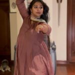 Mohena Singh Instagram - Got on my mommy shoes , Ain’t got no baby blues , Found some time from the Due’s To squeeze in some Indian moves. Thank you little one for being so kind and patient with your Mother. I hope you always enjoy my dance as you do now. #dance #semiclassicaldance #rustybutgutsy #mydearayaansh