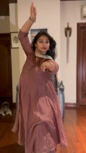 Mohena Singh Instagram - Got on my mommy shoes , Ain’t got no baby blues , Found some time from the Due’s To squeeze in some Indian moves. Thank you little one for being so kind and patient with your Mother. I hope you always enjoy my dance as you do now. #dance #semiclassicaldance #rustybutgutsy #mydearayaansh