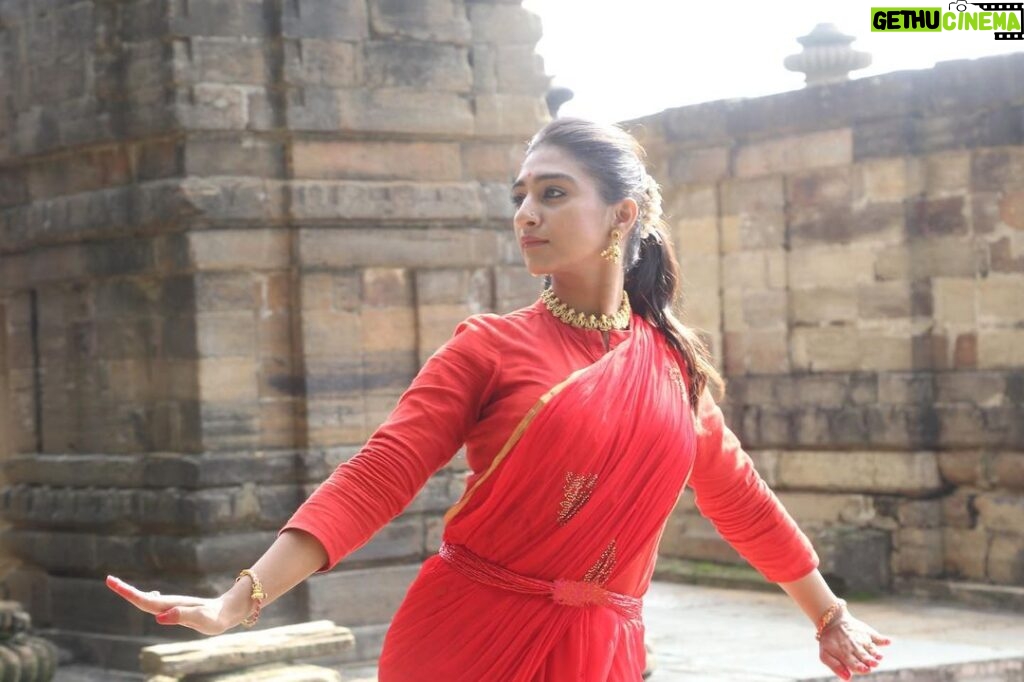 Mohena Singh Instagram - Living in the moment, Breathing in the movement. Mks Video dropping SOON ! Thanks for your patience. Love and light 🌸🤍🌈 Picture Credit @madanbellurkar Katarmal Sun Temple