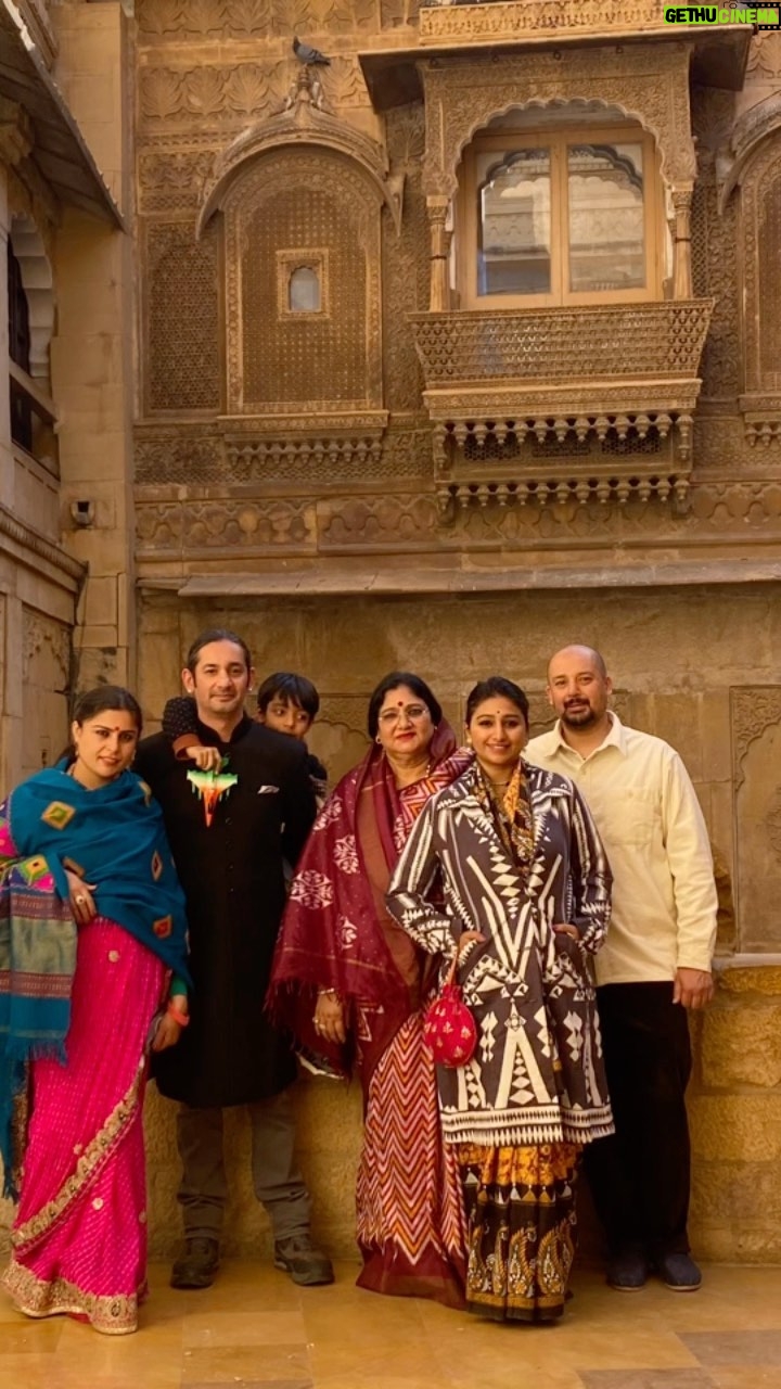 Mohena Singh Instagram - Last one of Beautiful Jaisalmer with family 🐪🏜️🌻