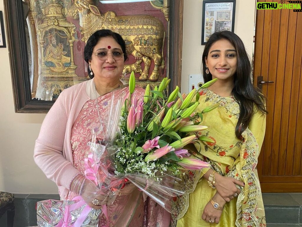 Mohena Singh Instagram - Navratri Day 4 : Green With My Dearest Mother-in-law 🌸🌱 Outfit @ivy.crafted.clothing Dehra Dun, India