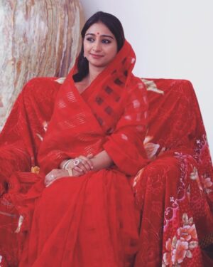 Mohena Singh Instagram - Navratri Day 1 : RED. 

Wishing everyone a very Happy Chaitra Navratri 🔴 , a very Happy Baisakhi 🌾 , a super Happy Gudi Padwa 🌱 and a joyously Happy Ramadan Kareem 🌙 
#navratri #ramadankareem