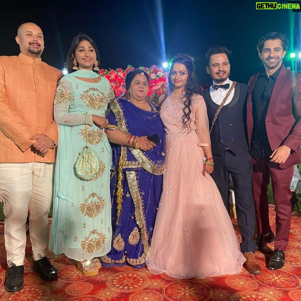 Mohena Singh Instagram - Congratulations Harshit and Akansha and wish you both a very Happy married life ahead !!! It was a crazy sangeet.... thank you for having us. And man... the way you both danced was insane, never seen such an elaborate and perfect performance by the bride and groom 🙌🏼 All the best to both for a lovely future 🌼🌸💕 @harshitrajchauhan_ecdc @akanshajain09 P.s. sorry for the late wish guys !! Jaipur, Rajasthan