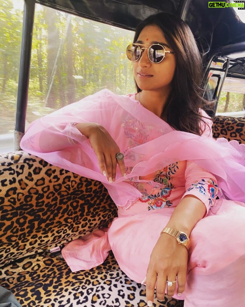 Mohena Singh Instagram - Jungle Drive. Nature vibe. Outfit @ivy.crafted.clothing Thano