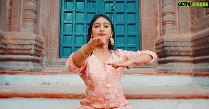 Mohena Singh Instagram - Celebrating the day of Love and celebrating my 5 Lakh YouTube Family. Link in Bio. 🧡 @shivanshu_the.fusionist_ #mohenavlogs #dance #mohenadance #kehnahikya Rewa Fort