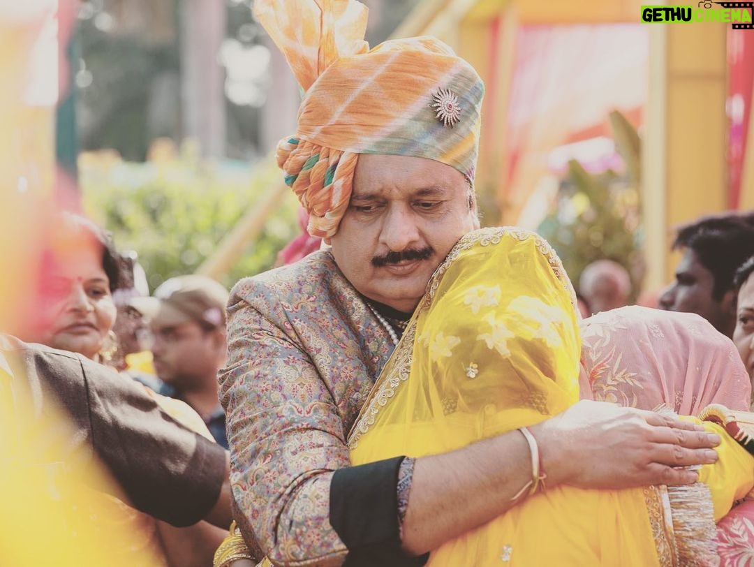 Mohena Singh Instagram - You are literally the coolest Papa. I can talk to you about anything under the sun. Thank you for giving me that comfort. Earlier I would be embarrassed to admit it… coz I was young and silly… but as I have grown older I am proud to say that I am like you. I posses so many qualities of yours for which people say… “You are just like your Papa!” And for that I’m always going to be grateful. I Love you Papa @maharaja_rewa Wish you a very Happy Fathers Day 💕🌷🌸