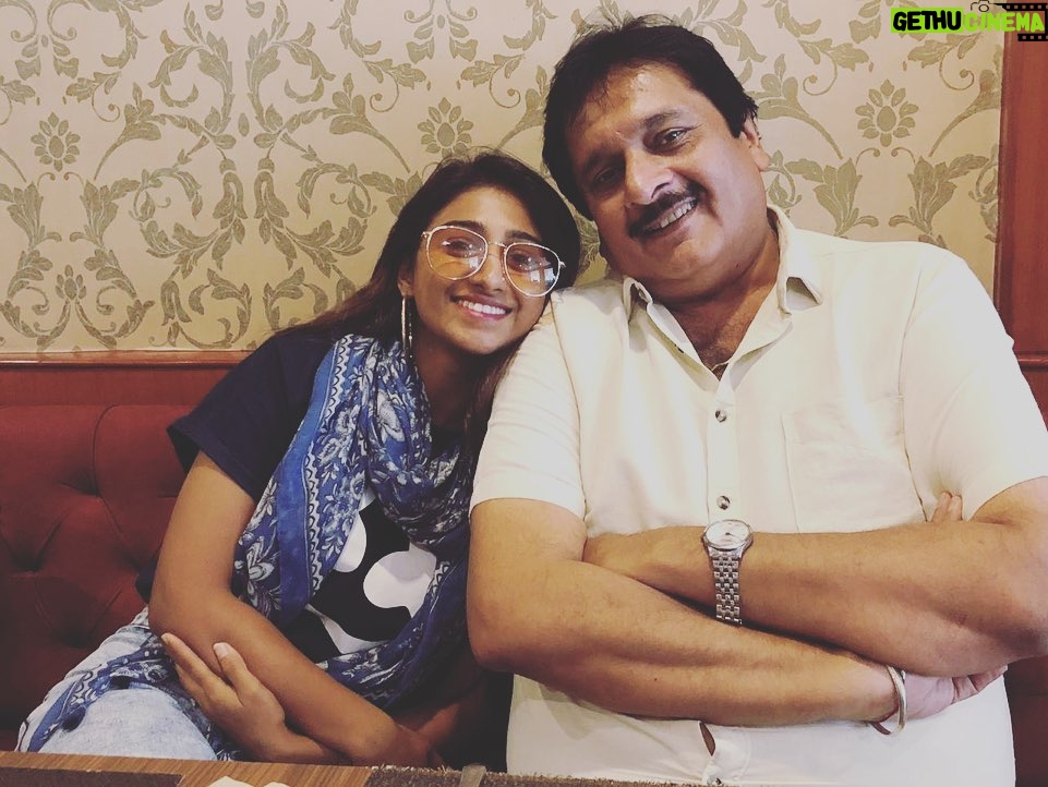 Mohena Singh Instagram - You are literally the coolest Papa. I can talk to you about anything under the sun. Thank you for giving me that comfort. Earlier I would be embarrassed to admit it… coz I was young and silly… but as I have grown older I am proud to say that I am like you. I posses so many qualities of yours for which people say… “You are just like your Papa!” And for that I’m always going to be grateful. I Love you Papa @maharaja_rewa Wish you a very Happy Fathers Day 💕🌷🌸