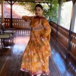 Mohena Singh Instagram - When In Joy… Dance. The Katghuni House @stayvista_official 🌸🌺🌻 #beautifulmanali #dance #kathak #travel #traveldance #manali Manali, Himachal Pradesh