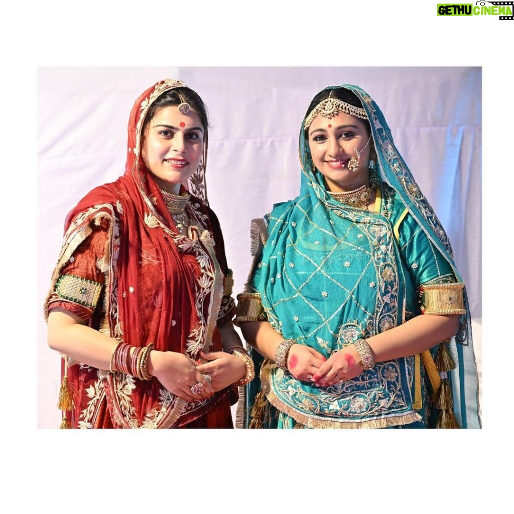 Mohena Singh Instagram - आप सभी को दिवाली के पावन पर्व की हार्दिक शुभकामनाएँ । #betterlatethannever Both outfits by @studioj23 Thank you @studioj23 for these beautiful Poshak’s for my self and Aradhya ji.