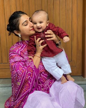 Mohena Singh Instagram - Thank you @menmoms.india for making Ayaansh's first Vijaya Dashmi extra special by adding these lovely comfortable colourful kurtas.

Menmoms.com 

https://instagram.com/menmoms.india?igshid=YmMyMTA2M2Y=

#vijayadhashmi #dussehra #menmomsindia #dearayaansh #babyapparel #babykurtas