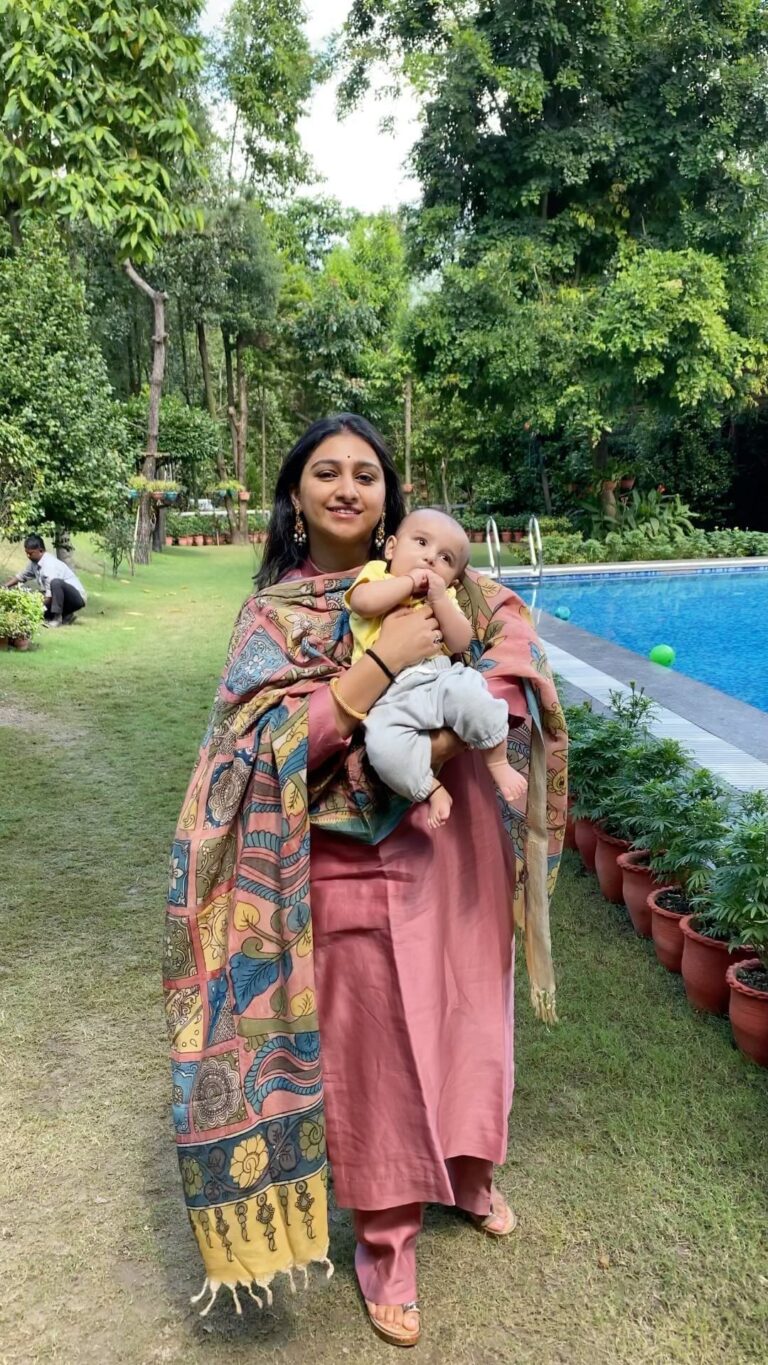 Mohena Singh Instagram - Thank you @shaheenbagh_resort for inviting Ayaansh to experience your absolutely gorgeous gardens. He had a wonderful time. 🙏🏽🌸🌷🌳