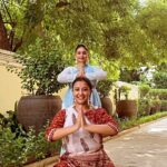 Mohena Singh Instagram - 🙏🏽🌸Ganapati o Ganapati Padharo Mere Dwaar 🌸🙏🏽 🌻 Happy Ganesh Chaturthi to all 🌻 Thank you @daminibisht_kathak for doing this with me 🌷🌻 Amazing Track by @itsamittrivedi 🌸 Originally choreographed by my dear friends @bertwindsouza and @iamshampagopikrishna 💕