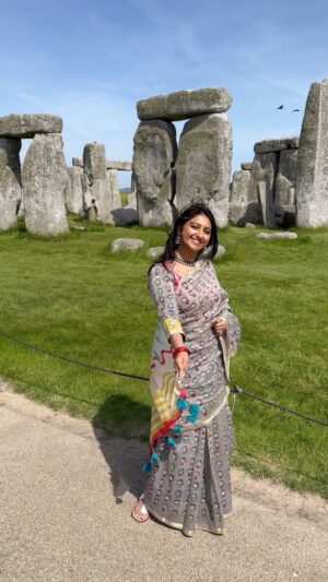 Mohena Singh Instagram - Always been fascinated with Stonehenge since I was a child. Finally got to witness the mysterious , primitive structure with my family and little Ayaansh. It was absolutely wonderful ! 

Thank you to @chhapa_gj8 for this beautiful and fun saree. 
You have a great collection! 🌸