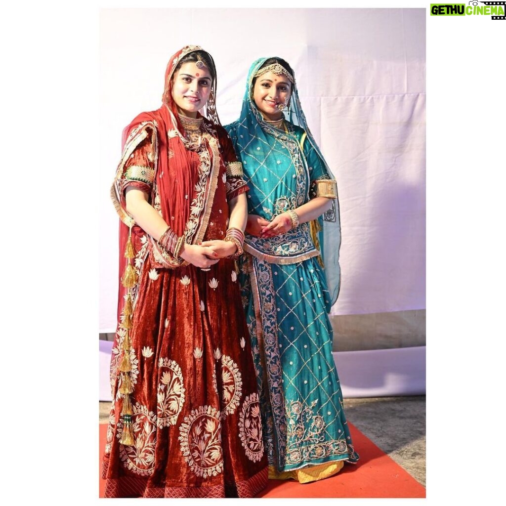 Mohena Singh Instagram - आप सभी को दिवाली के पावन पर्व की हार्दिक शुभकामनाएँ । #betterlatethannever Both outfits by @studioj23 Thank you @studioj23 for these beautiful Poshak’s for my self and Aradhya ji.