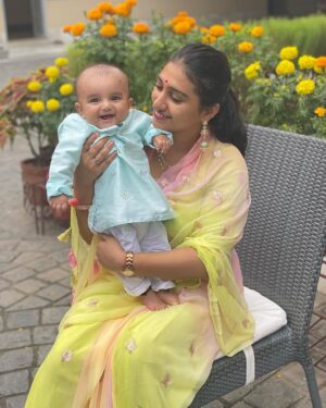 Mohena Singh Instagram - Thank you @menmoms.india for making Ayaansh's first Vijaya Dashmi extra special by adding these lovely comfortable colourful kurtas.

Menmoms.com 

https://instagram.com/menmoms.india?igshid=YmMyMTA2M2Y=

#vijayadhashmi #dussehra #menmomsindia #dearayaansh #babyapparel #babykurtas