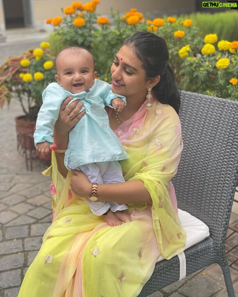 Mohena Singh Instagram - Thank you @menmoms.india for making Ayaansh's first Vijaya Dashmi extra special by adding these lovely comfortable colourful kurtas. Menmoms.com https://instagram.com/menmoms.india?igshid=YmMyMTA2M2Y= #vijayadhashmi #dussehra #menmomsindia #dearayaansh #babyapparel #babykurtas