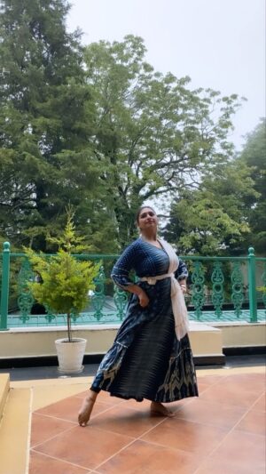 Mohena Singh Instagram - I was a little kid when I learned kathak. I drew inspiration from and also was in a way encouraged by my Grandmother who herself was a beautiful Kathak Dancer. I enjoyed Kathak so much. Somewhere down the  line I completely lost touch with kathak. In the midst of so much competition I gave importance to the loud and fast….not saying I didn’t enjoy it, the thrill and the fast pace. But kathak for me was all about the heart and soul. Just beginning my Kathak journey again. I’m tinted , raw maybe a little under confident and rough at the moment.
But I have faith in what my heart and soul yearn for. 

Thank you @daminibisht_kathak for helping me start my Kathak journey again. You are amazing. Please excuse the technical flaws in this video. I shall correct them very soon ♥️

Big thank you to @welcomhotelthesavoy for the lovely stay. I enjoyed my stay and the weather in Mussourie so much that I danced with joy.
🌸🌸🌸