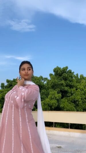 Mohena Singh Instagram - The entire journey of pregnancy has changed my body completely. I have gained a lot of weight and my body does not have the agility it used to. 
But I know that with a little practice each day I can help myself get my energy and agility back. 
Dance is my biggest motivation and I’m taking the first few steps again. Wish me luck 🙏🏽🌸
Oh yes… it’s also a gift to my self on my birthday 🌼🌸🌷🌺
Special thanks to all my well wishes on Instagram for encouraging me every single day with your lovely posts. 
Love to all ♥️🙏🏽🌸
