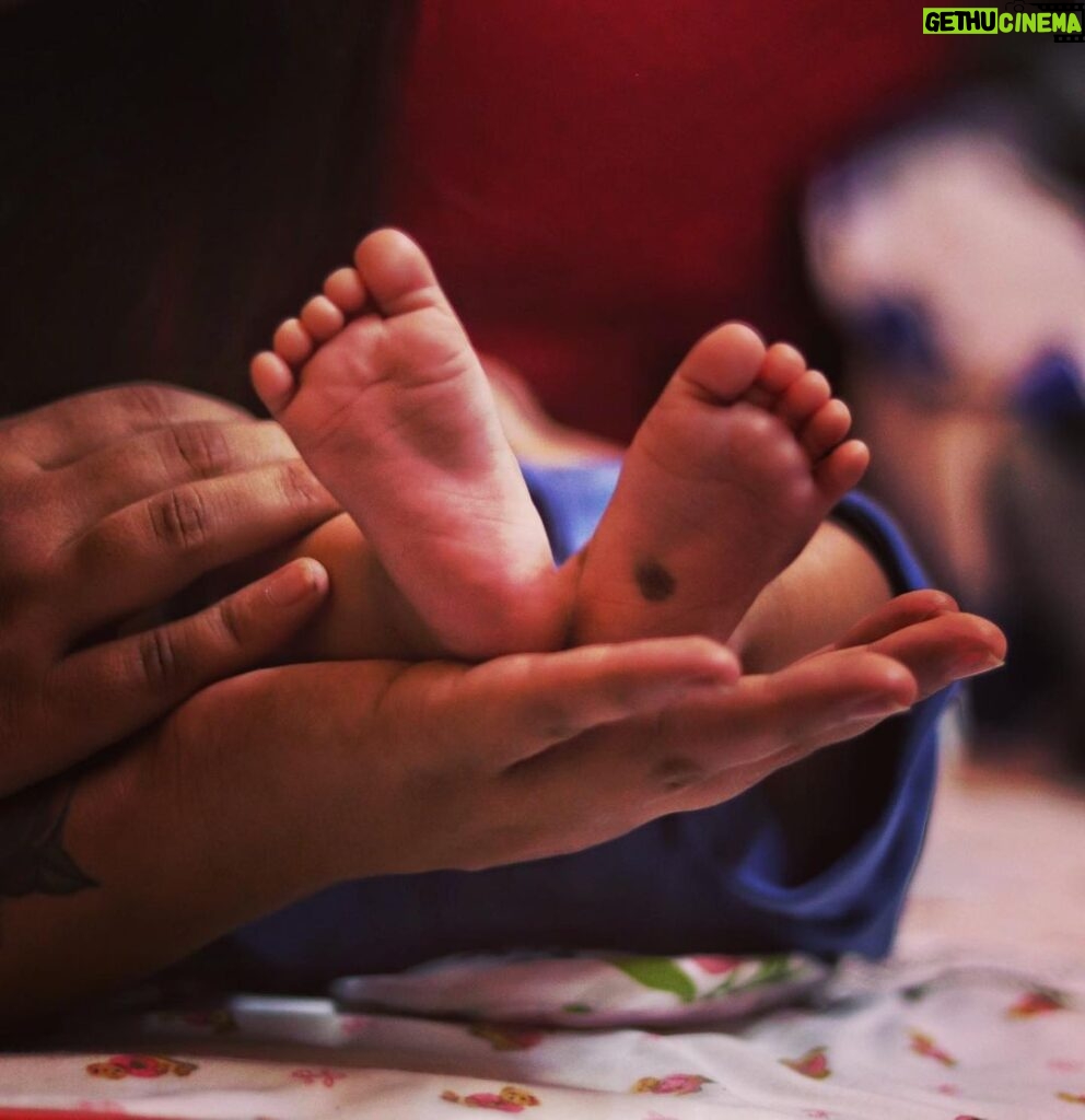 Mohena Singh Instagram - Making the most of this wondrous time, These tiny feet become you heartbeat and the smiles could give you joy That could last a lifetime. A person changes when they have a child… Becoming a parent makes you live an eternity in each moment , not care about the world’s why , what and how all you do is you live for the now. Thank you for coming into our lives Dear Ayaansh 🌸 @suyeshrawat 📷 @sahil_saxena_ #babysumo #dearayaansh
