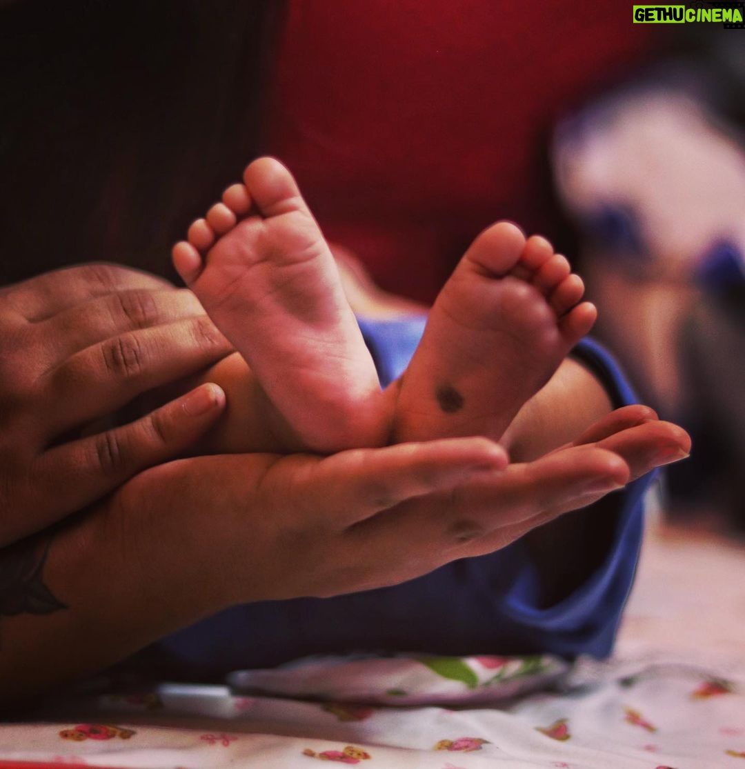 Mohena Singh Instagram - Making the most of this wondrous time, These tiny feet become you heartbeat and the smiles could give you joy That could last a lifetime. A person changes when they have a child… Becoming a parent makes you live an eternity in each moment , not care about the world’s why , what and how all you do is you live for the now. Thank you for coming into our lives Dear Ayaansh 🌸 @suyeshrawat 📷 @sahil_saxena_ #babysumo #dearayaansh
