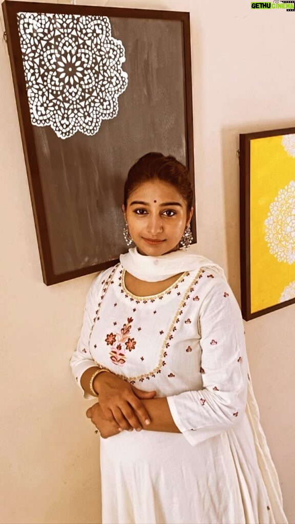 Mohena Singh Instagram - @saajanshahpatani is an artist. She has a passion for art and has made her passion her profession. She makes customised art installations on order. I’d like everyone to support and help grow her small scale business. Check out her page and order what you like for your personal and professional spaces. Thank you Saajan for your beautiful Art. I wish you all the best in life 🌼🌼🌼