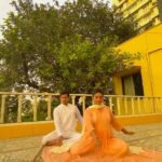 Mohena Singh Instagram - Phir se udd chala… Mitti jaise sapne ye kitta bhi palko se jhaado Phir aa jaate hain Kitte saare sapne kya kahoon kis tarah se maine Tode hain chhode… hain kyun Phir sath chalein mujhe leke ude ye kyun Kabhi daal daal kabhi paat paat Mere saath saath phire dar dar ye Kabhi sehra kabhi saawan Banu raawan jeeyun mar mar ke Kabhi daal daal kabhi paat paat Kabhi din hai raat kabhi din din hai Kya sacch hai, kya maaya hai daata, hai daata Thank you for doing this so patiently with me @shivanshu_the.fusionist_ Love your style and your choreographies. Let’s do some more soon ! फिर से उड़ चला मिट्टी जैसे सपने ये कित्ता भी पलकों से झाड़ो फिर आ जाते हैं इत्ते सारे सपने क्या कहूँ किस तरह से मैंने तोड़े हैं छोड़े हैं क्यूँ फिर साथ चले, मुझे ले के उड़े, ये क्यूँ कभी डाल-डाल, कभी पात-पात मेरे साथ-साथ, फिरे दर-दर ये कभी सहरा, कभी सावन बनूँ रावण क्यूँ मर-मर के कभी डाल-डाल, कभी पात-पात कभी दिन है रात, कभी दिन-दिन है क्या सच है, क्या माया है दाता