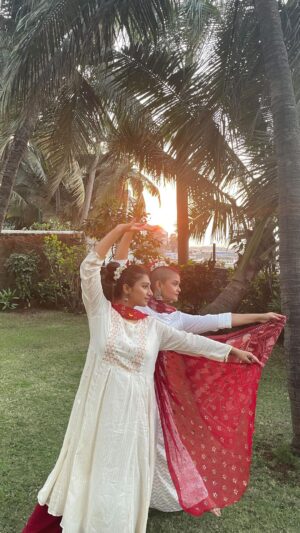 Mohena Singh Instagram - It had been way too long since we danced together. 
Shamps , this was so much fun. 
Must do this again ! Hope you enjoyed “reeling” with me and your neice/nephew ☺️
♥️🤍🌿

Special thanks to @mehtaamey 💚 for shooting this piece so patiently for us.

Statutory warning : I’m a trained dancer and have choreographed this piece very carefully and can manage these particular moves with ease. Also my doctor has given me the permission to be as active as I want. If you are pregnant and want to dance or do other strenuous activities , be sure to consult your doctor first !
