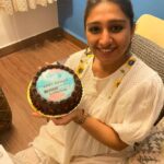 Mohena Singh Instagram - Thank you @varunkalra93 and @mehtaamey for this cutest cake and definitely the yummiest cake everrrr ! Absolutely loved what’s written on it. Love you guys 💕💙💕 Also special mention to @gezondmumbai : “how on earth do you guys make such amazing gluten free , sugar free cakes that taste better than the regular ones ?? How ??“