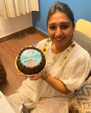 Mohena Singh Instagram - Thank you @varunkalra93 and @mehtaamey for this cutest cake and definitely the yummiest cake everrrr ! 
Absolutely loved what’s written on it. 
Love you guys 💕💙💕

Also special mention to @gezondmumbai : “how on earth do you guys make such amazing gluten free , sugar free cakes that taste better than the regular ones ?? How ??“