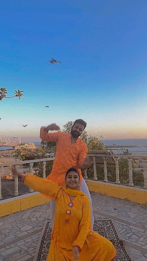 Mohena Singh Instagram - Dancing on “ढोलीडा” with my half Gujju friend @mehtaamey 💛 thank you for doing this so patiently with a preggy me #amodu. Felt so great to dance with you after so long. Whatever I could manage , of course ! 

Hope you like Kruuu !!! 
 @iamkrutimahesh - the talented choreographer of Dholida with @aliaabhatt 💖 

Statutory warning : I’m a trained dancer and have choreographed this piece very carefully and can manage these particular moves with ease. Also my doctor has given me the permission to be as active as I want. If you are pregnant and want to dance or do other strenuous activities , be sure to consult your doctor first !
