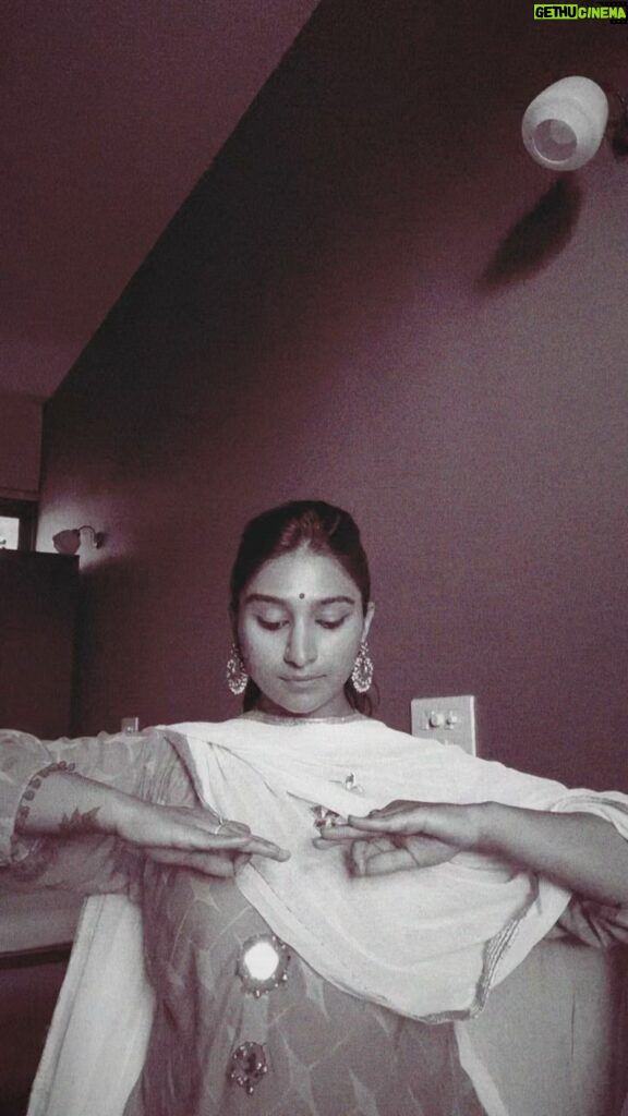 Mohena Singh Instagram - Thank you for your wonderful songs , your melodious voice , the way you filled life into meaningful lyrics. I fall into the category of people who believe that old is Gold and your era of music was the golden era of music for sure. Will cherish Lata ji’s music for life. She lived a full life and she spread love and joy. Om Shanti 🙏🏽🌸