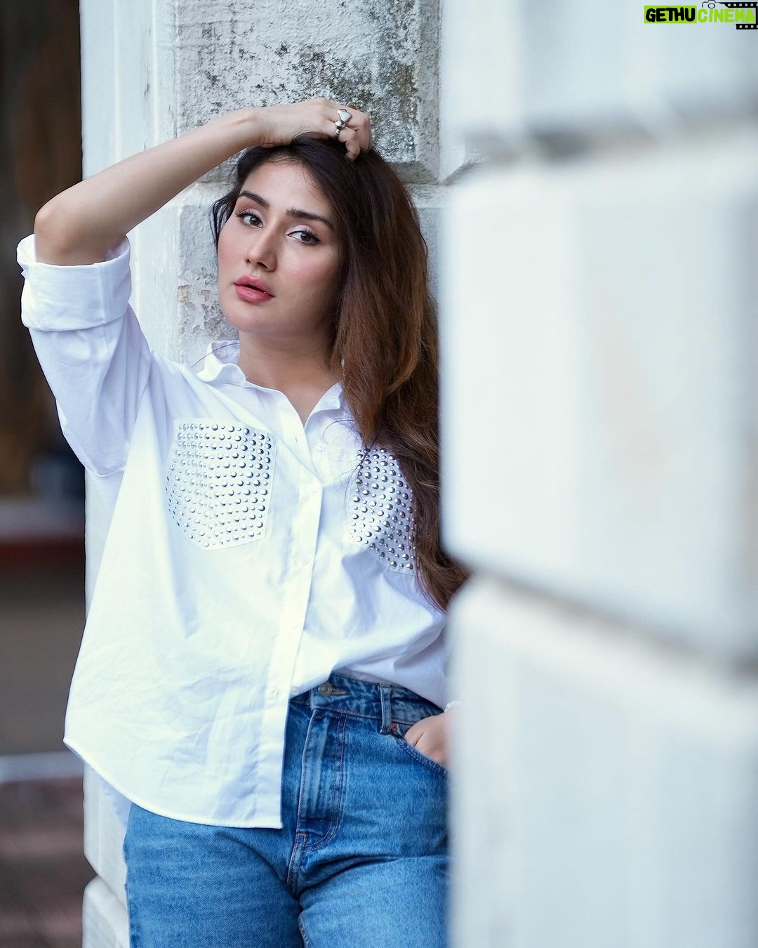 Monica Sharma Instagram - You gotta girlfriend 🫰🏻 . . . . 📷- @man.with.a.dreamm . . . . . #explore #fashion #instapic Mumbai, Maharashtra