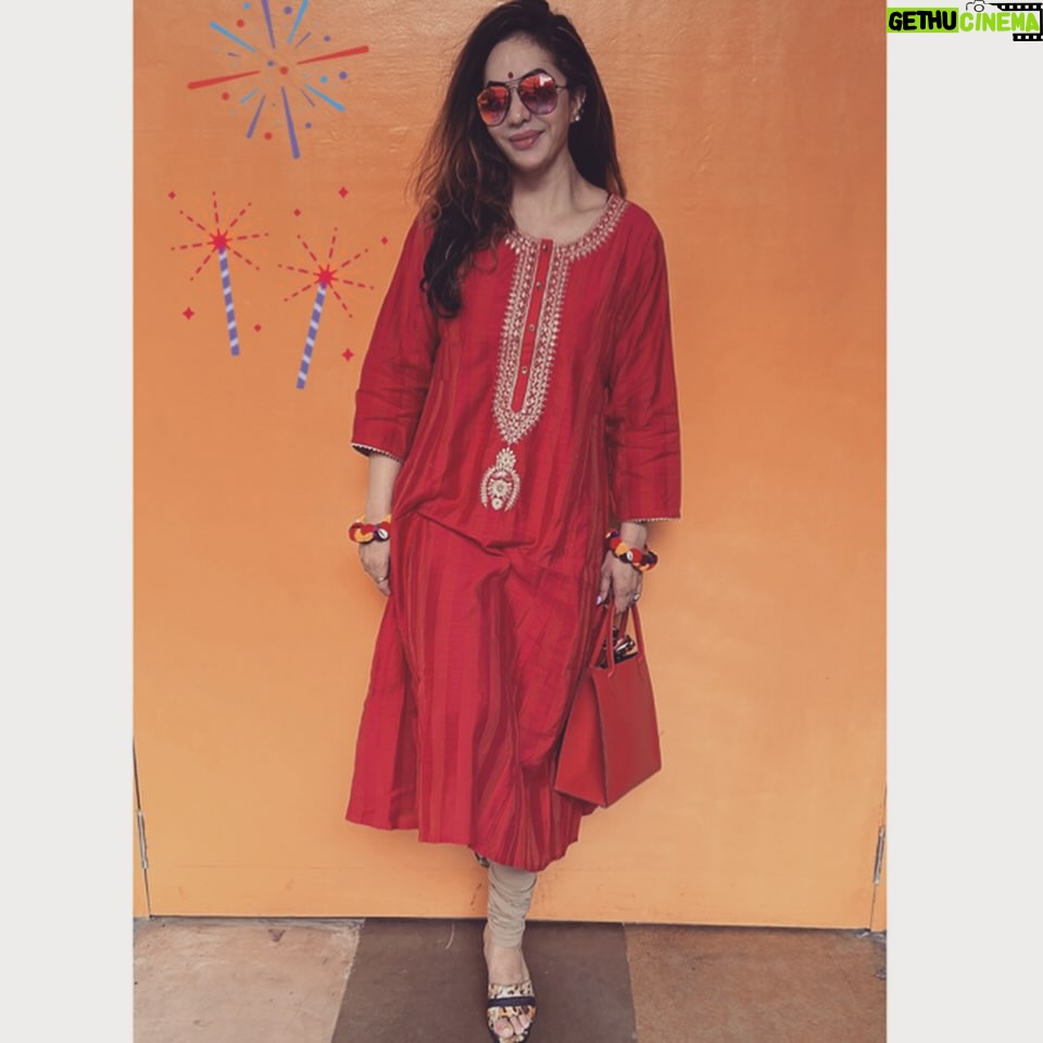 Mrinal Deshraj Instagram - HAPPY DIWALI♥️ : Shine like Sparkles, Glow like Candles, and Burn all the Negativity like Crackles. Wish you all a very lovely & cheerful Diwali♥️ : Clicked by @drkanishkajain ♥️ : #diwali #india #festival #happydiwali #love #diwaligifts #diwalidecorations #mreenaldeshraj #diwalicelebration #indian #festive ♥️
