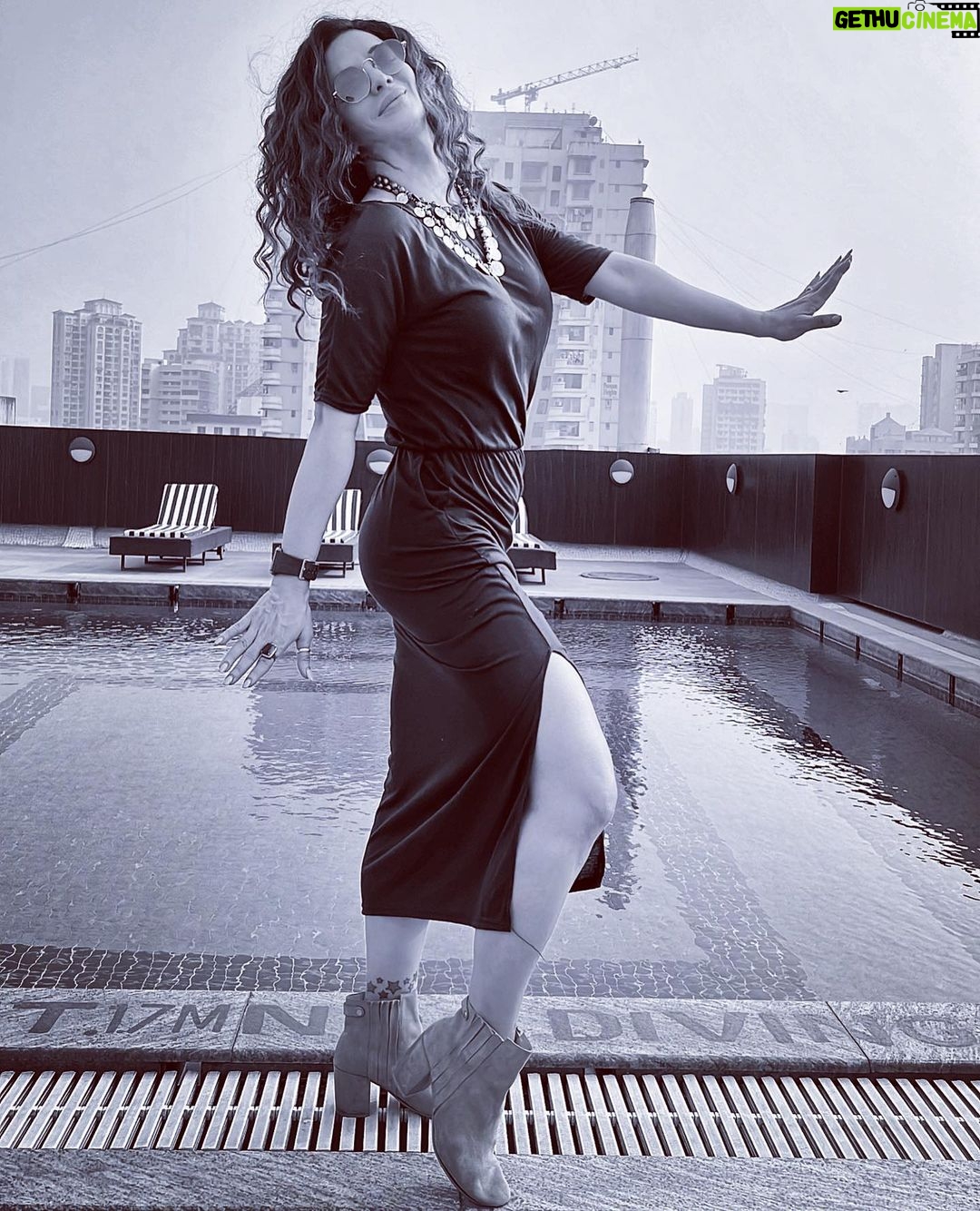 Mrinal Deshraj Instagram - WHEN ONE HAS A GRATEFUL HEART, LIFE IS SO BEAUTIFUL♥️ : ##beautifullife #lifeisbeautiful #enjoying #fun #happy #onelife #content #grateful #lucky #love #breakfree #happiness #blessed #lovelife #awesome #mreedaazle #mreenaldeshraj ♥️
