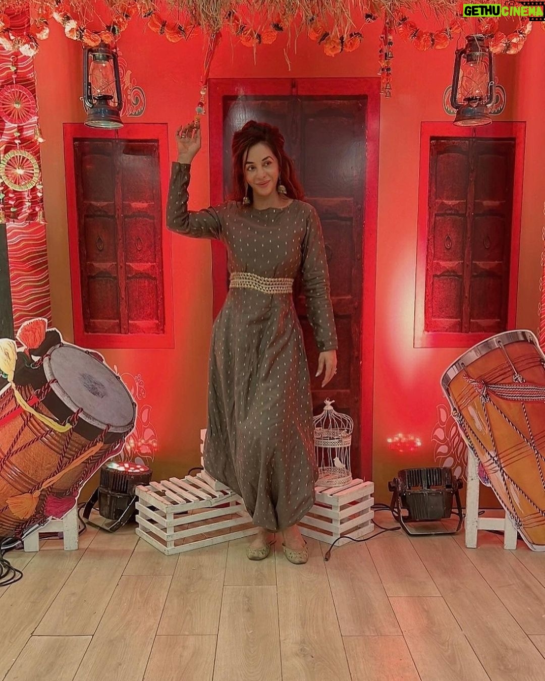 Mrinal Deshraj Instagram - EMBRACE THE SEASONS AND CYCLES OF YOUR LIFE. THERE IS MAGIC IN CHANGE ♥️ : Celebrating Lohri with family, popcorn, delicious food and fun conversations ♥️ Styling by:- : #lohri #makarsankranti #lohricelebration #festival #happylohri #sankranti #india #indianfestival #lohrifestival #pongal #lohriparty #instagram #winter #kitefestival #kite #kites #uttarayan #bhfyp #kiteflying #lohrispecial #mreedazzle #fun #photography #internationalkitefestival #mreenaldeshraj #happy ♥️
