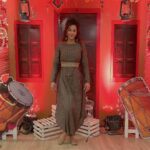 Mrinal Deshraj Instagram - EMBRACE THE SEASONS AND CYCLES OF YOUR LIFE. THERE IS MAGIC IN CHANGE ♥️ : Celebrating Lohri with family, popcorn, delicious food and fun conversations ♥️ Styling by:- : #lohri #makarsankranti #lohricelebration #festival #happylohri #sankranti #india #indianfestival #lohrifestival #pongal #lohriparty #instagram #winter #kitefestival #kite #kites #uttarayan #bhfyp #kiteflying #lohrispecial #mreedazzle #fun #photography #internationalkitefestival #mreenaldeshraj #happy ♥️