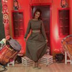 Mrinal Deshraj Instagram - EMBRACE THE SEASONS AND CYCLES OF YOUR LIFE. THERE IS MAGIC IN CHANGE ♥️ : Celebrating Lohri with family, popcorn, delicious food and fun conversations ♥️ Styling by:- : #lohri #makarsankranti #lohricelebration #festival #happylohri #sankranti #india #indianfestival #lohrifestival #pongal #lohriparty #instagram #winter #kitefestival #kite #kites #uttarayan #bhfyp #kiteflying #lohrispecial #mreedazzle #fun #photography #internationalkitefestival #mreenaldeshraj #happy ♥️