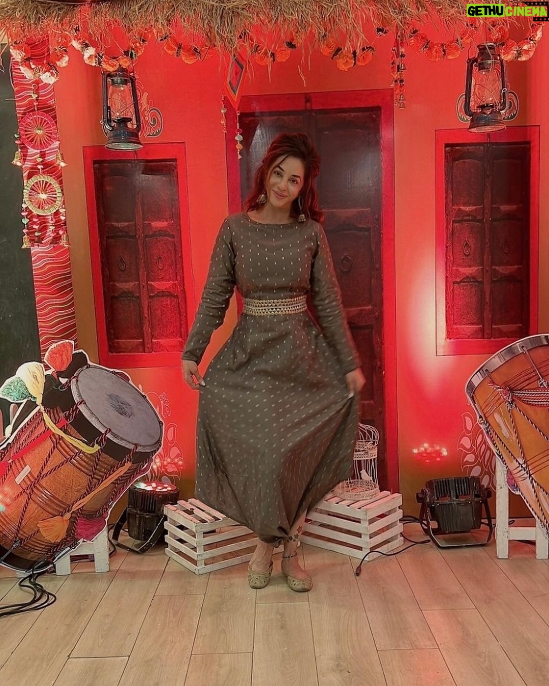 Mrinal Deshraj Instagram - EMBRACE THE SEASONS AND CYCLES OF YOUR LIFE. THERE IS MAGIC IN CHANGE ♥️ : Celebrating Lohri with family, popcorn, delicious food and fun conversations ♥️ Styling by:- : #lohri #makarsankranti #lohricelebration #festival #happylohri #sankranti #india #indianfestival #lohrifestival #pongal #lohriparty #instagram #winter #kitefestival #kite #kites #uttarayan #bhfyp #kiteflying #lohrispecial #mreedazzle #fun #photography #internationalkitefestival #mreenaldeshraj #happy ♥️