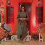 Mrinal Deshraj Instagram - EMBRACE THE SEASONS AND CYCLES OF YOUR LIFE. THERE IS MAGIC IN CHANGE ♥️ : Celebrating Lohri with family, popcorn, delicious food and fun conversations ♥️ Styling by:- : #lohri #makarsankranti #lohricelebration #festival #happylohri #sankranti #india #indianfestival #lohrifestival #pongal #lohriparty #instagram #winter #kitefestival #kite #kites #uttarayan #bhfyp #kiteflying #lohrispecial #mreedazzle #fun #photography #internationalkitefestival #mreenaldeshraj #happy ♥️