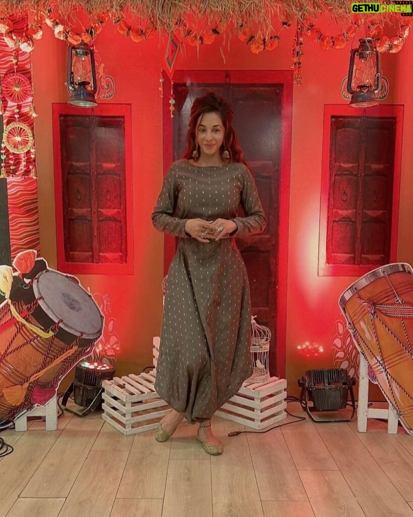 Mrinal Deshraj Instagram - EMBRACE THE SEASONS AND CYCLES OF YOUR LIFE. THERE IS MAGIC IN CHANGE ♥️ : Celebrating Lohri with family, popcorn, delicious food and fun conversations ♥️ Styling by:- : #lohri #makarsankranti #lohricelebration #festival #happylohri #sankranti #india #indianfestival #lohrifestival #pongal #lohriparty #instagram #winter #kitefestival #kite #kites #uttarayan #bhfyp #kiteflying #lohrispecial #mreedazzle #fun #photography #internationalkitefestival #mreenaldeshraj #happy ♥️