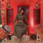 Mrinal Deshraj Instagram - EMBRACE THE SEASONS AND CYCLES OF YOUR LIFE. THERE IS MAGIC IN CHANGE ♥️ : Celebrating Lohri with family, popcorn, delicious food and fun conversations ♥️ Styling by:- : #lohri #makarsankranti #lohricelebration #festival #happylohri #sankranti #india #indianfestival #lohrifestival #pongal #lohriparty #instagram #winter #kitefestival #kite #kites #uttarayan #bhfyp #kiteflying #lohrispecial #mreedazzle #fun #photography #internationalkitefestival #mreenaldeshraj #happy ♥️