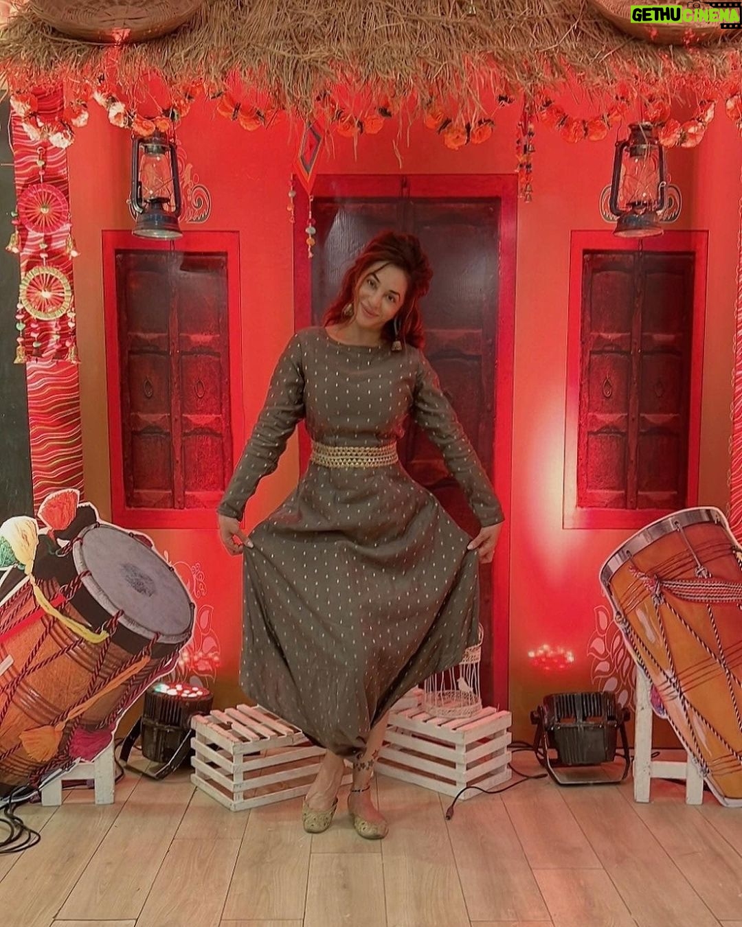 Mrinal Deshraj Instagram - EMBRACE THE SEASONS AND CYCLES OF YOUR LIFE. THERE IS MAGIC IN CHANGE ♥️ : Celebrating Lohri with family, popcorn, delicious food and fun conversations ♥️ Styling by:- : #lohri #makarsankranti #lohricelebration #festival #happylohri #sankranti #india #indianfestival #lohrifestival #pongal #lohriparty #instagram #winter #kitefestival #kite #kites #uttarayan #bhfyp #kiteflying #lohrispecial #mreedazzle #fun #photography #internationalkitefestival #mreenaldeshraj #happy ♥️