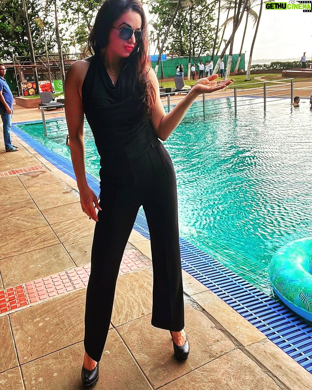 Mrinal Deshraj Instagram - A LITTLE BIT OF POOL TIME♥️ : Life is cool by the pool♥️ : #poolside #pool #vacation #holidays #fun #peace #love #husband #beautifullife #beautiful #moments ♥️